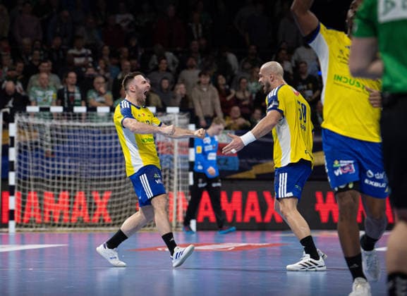 Handball, Men, Season 2025 2026, Champions League Group A, Matchday 12 , Füchse Berlin Industria Kielce, v l Arkadiusz Jacek Moryto Kielce , Artsem Karalek Kielce , Cheering after the final whistle, 26 02 2026, Copyright: xSebastianxRäppold MatthiasxKochx