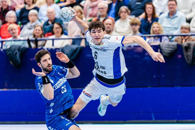 v l Tim Suton TBV Lemgo Lippe, 23 , Elias Kofler Handball Sport Verein Hamburg, 06 GER, TBV Lemgo Lippe vs Handball Sport Verein Hamburg, Handball, 1 Bundesliga, 23 Matchday, Season 2025 2026, 26 02 2026 GER, TBV Lemgo Lippe vs Handball Sport Verein Hamburg, Handball, 1 Bundesliga, 23 Matchday, Season 2025 2026, 26 02 2026 Lemgo Copyright: xEibner-Pressefoto JanxRollingerx EP_JSK