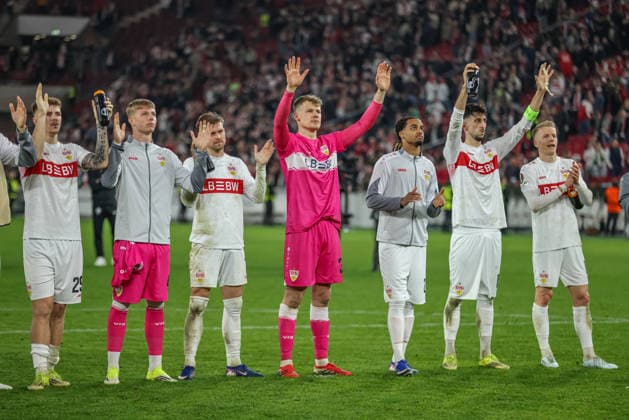 GER, Stuttgart, VfB Stuttgart vs Celtic Glasgow, Europa League, Football, UEFA, 2025 2026 season, MHP Arena, Playoffs, second leg in the picture VfB Stuttgart celebrates with the fans despite defeat after the final whistle DFB DFL REGULATIONS PROHIBIT ANY USE OF PHOTOGRAPHS AS IMAGE SEQUENCES AND OR QUASI VIDEO, 26 02 2026 Copyright: HMBxMedia HendrikxHamelau