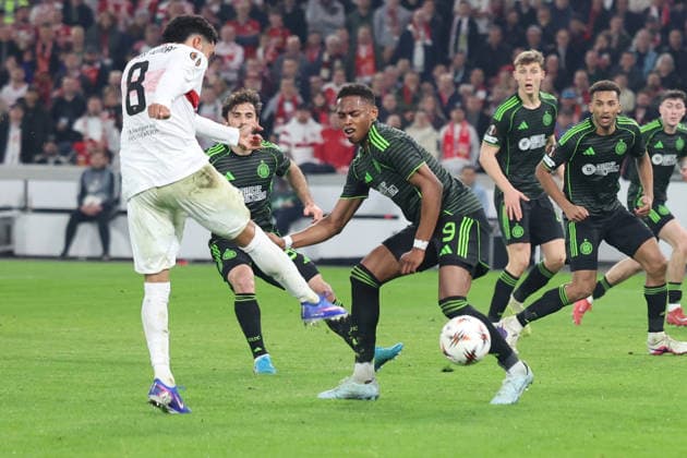 26 02 2026, xrekx, Football UEFA Europa League, VfB Stuttgart Celtic Glasgow v l Tiago Tomas VfB Stuttgart Junior Adamu Celtic Glasgow Zweikampf, Aktion, action, battle for the ball DFL DFB REGULATIONS PROHIBIT ANY USE OF PHOTOGRAPHS as IMAGE SEQUENCES and or QUASI VIDEO Stuttgart