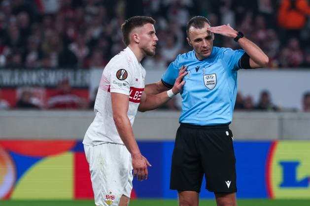 Referee Irfan Peljto BIH indicates a head injury to Ermedin Demirovic 9 VfB Stuttgart, VfB Stuttgart vs Celtic Glasgow FC, Football, Men, UEFA Europa League, Season 2025 2026, Play off, Round 2 of 2, 26 02 2026 Stuttgart Baden Wuerttemberg Germany Copyright: xkolbert-press MartinxAgüerax