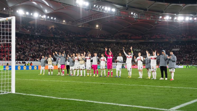 The VfB Stuttgart team thanks the fans after the match GER, VfB Stuttgart vs Celtic FC Glasgow, Football, UEFA Europa League, Men, Play Offs second leg, Season 2025 2026, 26 02 2026, GER, VfB Stuttgart vs Celtic FC Glasgow, Football, UEFA Europa League, Men, Play Offs second leg, Season 2025 2026, 26 02 2026 Stuttgart Copyright: xEibner-Pressefoto WolfgangxFrankx EP_WFK