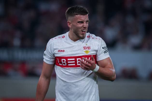 Ermedin Demirovic 9 VfB Stuttgart with his face contorted in pain after a head injury, VfB Stuttgart vs Celtic Glasgow FC, Football, Men, UEFA Europa League, Season 2025 2026, Play off, Round 2 of 2, 26 02 2026 Stuttgart Baden Wuerttemberg Germany Copyright: xkolbert-press MartinxAgüerax
