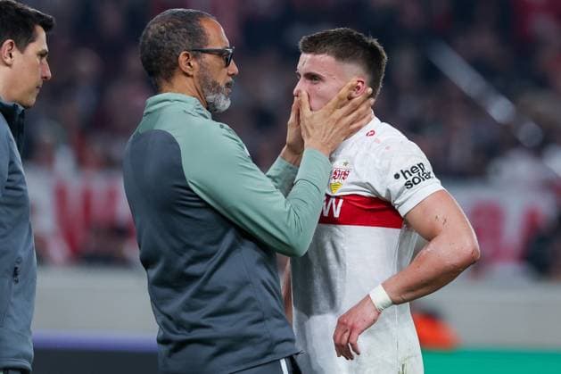 VfB team doctor Dr. Raymond Best examines Ermedin Demirovic 9 VfB Stuttgart after his head injury, VfB Stuttgart vs Celtic Glasgow FC, Football, Men, UEFA Europa League, Season 2025 2026, Play off, Round 2 of 2, 26 02 2026 Stuttgart Baden Wuerttemberg Germany Copyright: xkolbert-press MartinxAgüerax
