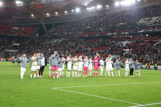 26 02 2026, xrekx, Football UEFA Europa League, VfB Stuttgart Celtic Glasgow v l VfB Mannschaft, Spieler, jubeln nach Spielende, Team, Player, celebrate at the end of the match bedankkt sich dank sich an den Fans, the player thanks the fans for their support DFL DFB REGULATIONS PROHIBIT ANY USE OF PHOTOGRAPHS as IMAGE SEQUENCES and or QUASI VIDEO Stuttgart