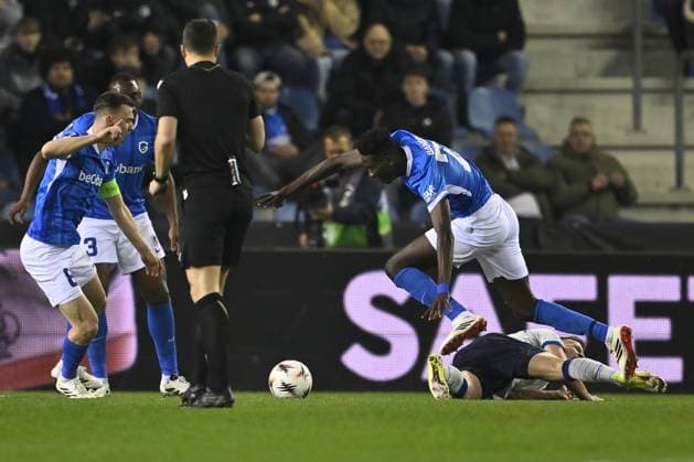 Genk s Ibrahima Sory Bangoura and Dinamo s Luka Stojkovic fight for the ball during a soccer game between Belgian team KRC Genk and Croatian GNK Dinamo Zagreb, Thursday 26 February 2026 in Genk, in the play-off for the knockout phase of the UEFA Europa League tournament. Genk won the first leg 1-3. JOHAN EYCKENS JohanxEyckens  x165463562x