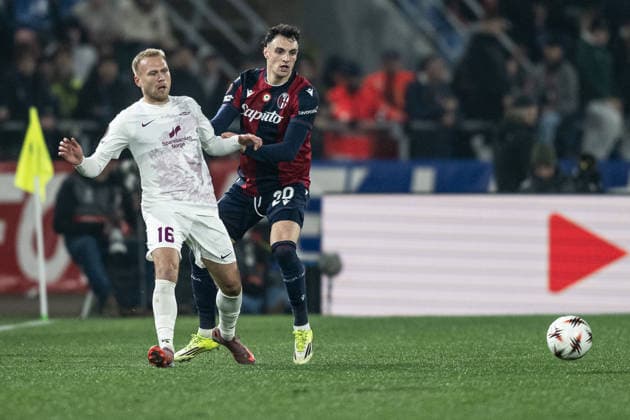 260226 Jon Dagur Thorsteinsson of Brann and Nadir Zortea of Bologna during the UEFA Europa League football match between Bologna and Brann on February 26, 2026 in Bologna Photo Marius Simensen BILDBYRAN COP 238 MM0058 bbeng fotboll football soccer fotball uefa europa league brann bologna  Copyright: MARIUSxSIMENSEN BB260226ZR005