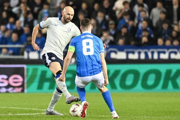 Dinamo s Josip Misic and Genk s Bryan Heynen pictured during a soccer game between Belgian team KRC Genk and Croatian GNK Dinamo Zagreb, Thursday 26 February 2026 in Genk, in the play-off for the knockout phase of the UEFA Europa League tournament. Genk won the first leg 1-3. JILLxDELSAUX  x165465463x