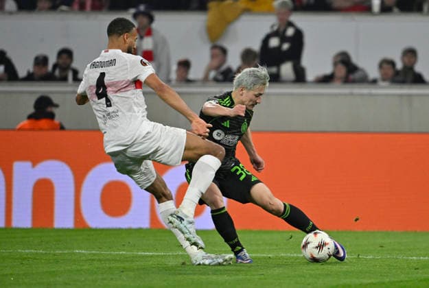 One-on-one, action Josha Vagnoman VfB Stuttgart 04 vs Daizen Maeda Celtic Glasgow FC 38 VfB Stuttgart vs Celtic Glasgow FC EUROPA LEAGUE EL 26 02 2026 DFL REGULATIONS PROHIBIT ANY USE OF PHOTOGRAPHS AS IMAGE SEQUENCES AND OR QUASI VIDEO VfB Stuttgart vs Celtic Glasgow FC EL