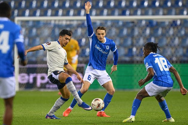 260226 KRC Genk vs Dinamo Zagreb Mounsef Bakrar (71) of Dinamo pictured in a duel with Matte Smets (6) of Genk and Joris Kayembe (18) of Genk pictured during the second leg game in the Uefa Europa League season 2025-2026 Knock Out Phase between KRC Genk and Dinamo Zagreb from Croatia on February 26 , 2026 in Genk, Belgium. (Photo by David Catry Isosport) Genk Belgium  Copyright: xDavidxCatryx 20260226DC2_1117
