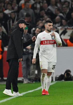 Deniz Undav VfB Stuttgart 26 in conversation Discussion with coach Sebastian Hoeness VfB Stuttgart on the sidelines VfB Stuttgart vs Celtic Glasgow FC EUROPA LEAGUE EL 26 02 2026 DFL REGULATIONS PROHIBIT ANY USE OF PHOTOGRAPHS AS IMAGE SEQUENCES AND OR QUASI VIDEO VfB Stuttgart vs Celtic Glasgow FC EL