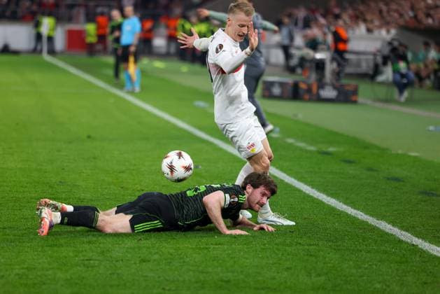 Anthony Ralston 56 Celtic Glasgow FC fouled by Chris Fuehrich 10 VfB Stuttgart , VfB Stuttgart vs Celtic Glasgow FC, Football, Men, UEFA Europa League, Season 2025 2026, Play off, Round 2 of 2, 26 02 2026 Stuttgart Baden Wuerttemberg Germany Copyright: xkolbert-press MartinxAgüerax