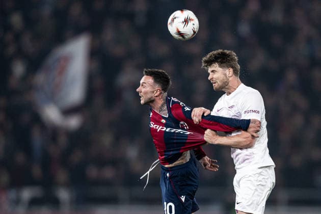 260226 Federico Bernardeschi of Bologna and Jacob Sorensen of Brann during the UEFA Europa League football match between Bologna and Brann on February 26, 2026 in Bologna Photo Marius Simensen BILDBYRAN COP 238 MM0058 bbeng fotboll football soccer fotball uefa europa league brann bologna  Copyright: MARIUSxSIMENSEN BB260226ZD006