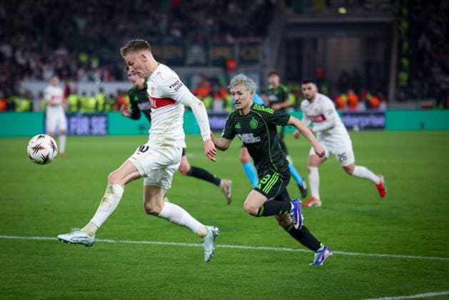 Chris Fuehrich 10 VfB Stuttgart in action against Daizen Maeda 38 Celtic Glasgow FC , VfB Stuttgart vs Celtic Glasgow FC, Football, Men, UEFA Europa League, Season 2025 2026, Play off, Round 2 of 2, 26 02 2026 Stuttgart Baden Wuerttemberg Germany Copyright: xkolbert-press MartinxAgüerax