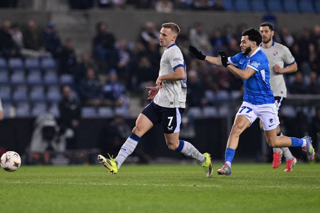 260226 KRC Genk vs Dinamo Zagreb Luka Stojkovic (7) of Dinamo pictured in action with Zakaria El Ouahdi (77) of Genk pictured during the second leg game in the Uefa Europa League season 2025-2026 Knock Out Phase between KRC Genk and Dinamo Zagreb from Croatia on February 26 , 2026 in Genk, Belgium. (Photo by David Catry Isosport) Genk Belgium  Copyright: xDavidxCatryx 20260226DC2_1035