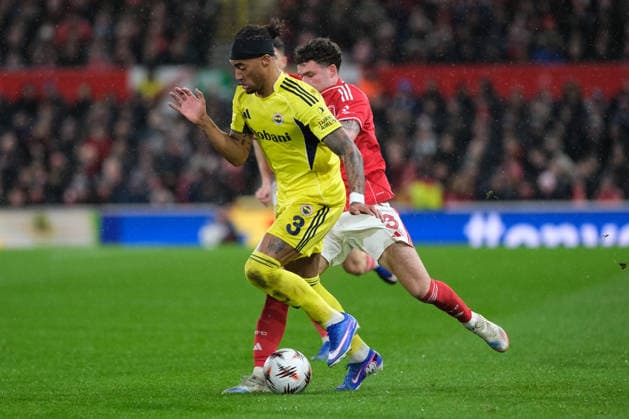 Neco Williams of Nottingham Forest challenges for the ball against Archie Brown of Fenerbahce during the UEFA Europa league football match between Nottingham Forest and Fenerbahce at City Ground in Nottingham. Copyright: xPaulxBonserx xSportsxPressxPhotox Sportspressphoto_SPR97796