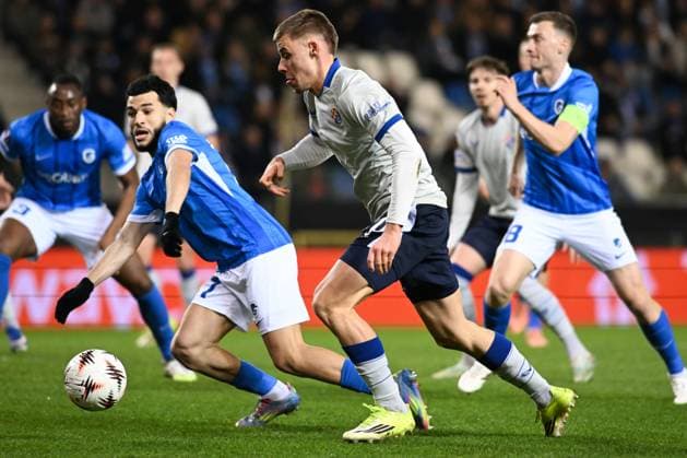 Genk s Zakaria El Ouahdi and Dinamo s Gabriel Vidovic pictured in action during a soccer game between Belgian team KRC Genk and Croatian GNK Dinamo Zagreb, Thursday 26 February 2026 in Genk, in the play-off for the knockout phase of the UEFA Europa League tournament. Genk won the first leg 1-3. JILLxDELSAUX  x165467814x