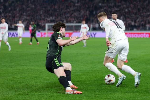 Chris Fuehrich 10 VfB Stuttgart curves around Marcelo Saracchi 36 Celtic Glasgow FC , VfB Stuttgart vs Celtic Glasgow FC, Football, Men, UEFA Europa League, Season 2025 2026, Play off, Round 2 of 2, 26 02 2026 Stuttgart Baden Wuerttemberg Germany Copyright: xkolbert-press MartinxAgüerax