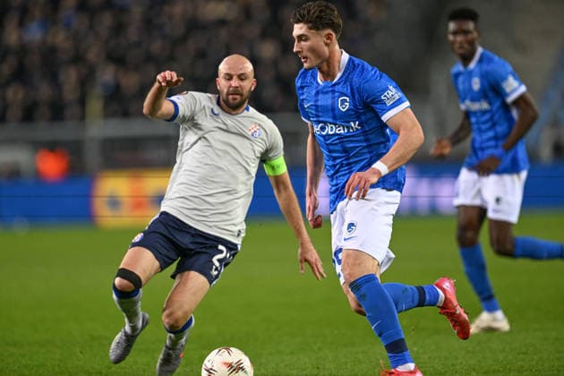 260226 KRC Genk vs Dinamo Zagreb Josip Misic (27) of Dinamo defending on Robin Mirisola (29) of Genk pictured during the second leg game in the Uefa Europa League season 2025-2026 Knock Out Phase between KRC Genk and Dinamo Zagreb from Croatia on February 26 , 2026 in Genk, Belgium. (Photo by David Catry Isosport) Genk Belgium  Copyright: xDavidxCatryx 20260226DC2_1677