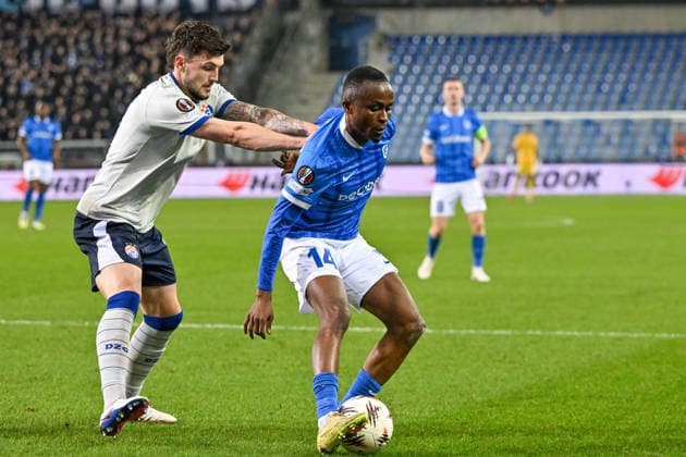 260226 KRC Genk vs Dinamo Zagreb Niko Galesic (15) of Dinamo defending on Yira Sor (14) of Genk pictured during the second leg game in the Uefa Europa League season 2025-2026 Knock Out Phase between KRC Genk and Dinamo Zagreb from Croatia on February 26 , 2026 in Genk, Belgium. (Photo by David Catry Isosport) Genk Belgium  Copyright: xDavidxCatryx 20260226DC2_3545
