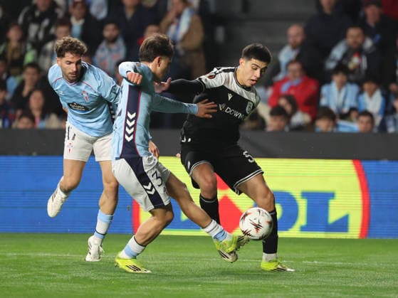 ESP, EuropaLeague, Real Celta v PAOK, 26 February 2026 Dimitrios Chatsidis of PAOK and Javier Rueda of Real Club Celta de Vigo in action during the UEFA Europe League KO play off, 2st leg between Real Club Celta de Vigo and PAOK Thessalonik at Stadium Municipal Balaidos on February 26 ,2026 in Vigo (Spain) (Photo by Luis de la Mata SportPix Sipa USA Vigo Stadium Municipal Balaidos Galicia Spain Copyright: xLuisxdexlaxMatax xsportPix.org.ux