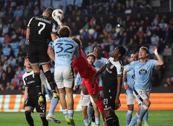 ESP, EuropaLeague, Real Celta v PAOK, 26 February 2026 Giorgios Giakoumakis of PAOK and Ionut Radu of Real Club Celta de Vigoin action during the UEFA Europe League KO play off, 2st leg between Real Club Celta de Vigo and PAOK Thessalonik at Stadium Municipal Balaidos on February 26 ,2026 in Vigo (Spain) (Photo by Luis de la Mata SportPix Sipa USA Vigo Stadium Municipal Balaidos Galicia Spain Copyright: xLuisxdexlaxMatax xsportPix.org.ux
