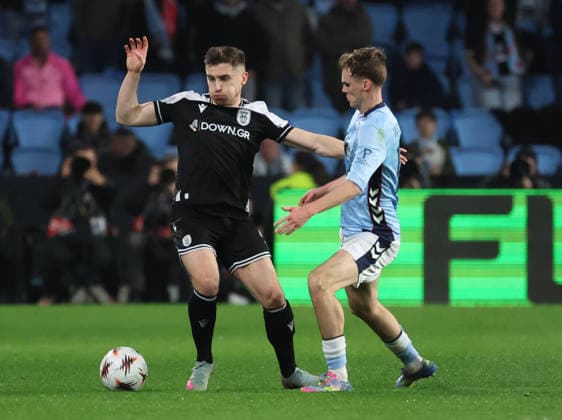 ESP, EuropaLeague, Real Celta v PAOK, 26 February 2026 Jonjoe Kenny of PAOK and Wiliot Swedberg of Real Club Celta de Vigoin action during the UEFA Europe League KO play off, 2st leg between Real Club Celta de Vigo and PAOK Thessalonik at Stadium Municipal Balaidos on February 26 ,2026 in Vigo (Spain) (Photo by Luis de la Mata SportPix Sipa USA Vigo Stadium Municipal Balaidos Galicia Spain Copyright: xLuisxdexlaxMatax xsportPix.org.ux