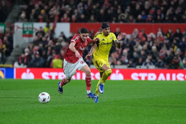 Jair Cunha of Nottingham Forest competes for the ball with Archie Brown of Fenerbahce during the UEFA Europa league football match between Nottingham Forest and Fenerbahce at City Ground in Nottingham. Copyright: xPaulxBonserx xSportsxPressxPhotox Sportspressphoto_SPR97810