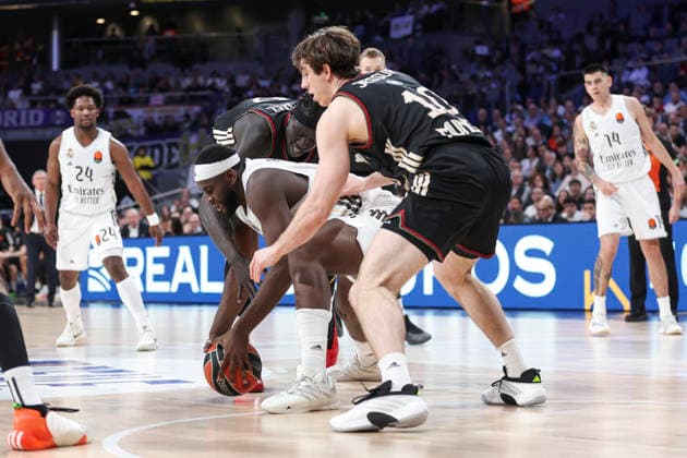February 26, 2026, Madrid, Madrid, Spain: Justinian Jessup, Wenyen Gabriel of FC Bayern Munich and Usman Garuba of Real Madrid fight for the ball during the Turkish Airlines EuroLeague Regular Season Round 29 match between Real Madrid and FC Bayern Munich at Movistar Arena on February 26, 2026, in Madrid, Spain. Real Madrid V FC Bayern Munich - Turkish Airlines EuroLeague  - ZUMAa181 20260226_zaa_a181_034 Copyright: xIrinaxR.xHipolitox