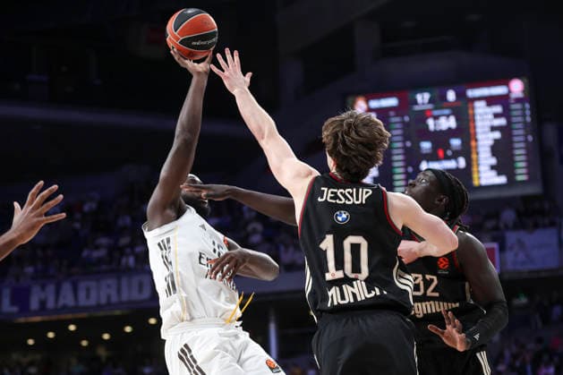 February 26, 2026, Madrid, Madrid, Spain: Justinian Jessup, Wenyen Gabriel of FC Bayern Munich and Usman Garuba of Real Madrid fight for the ball during the Turkish Airlines EuroLeague Regular Season Round 29 match between Real Madrid and FC Bayern Munich at Movistar Arena on February 26, 2026, in Madrid, Spain. Real Madrid V FC Bayern Munich - Turkish Airlines EuroLeague  - ZUMAa181 20260226_zaa_a181_035 Copyright: xIrinaxR.xHipolitox