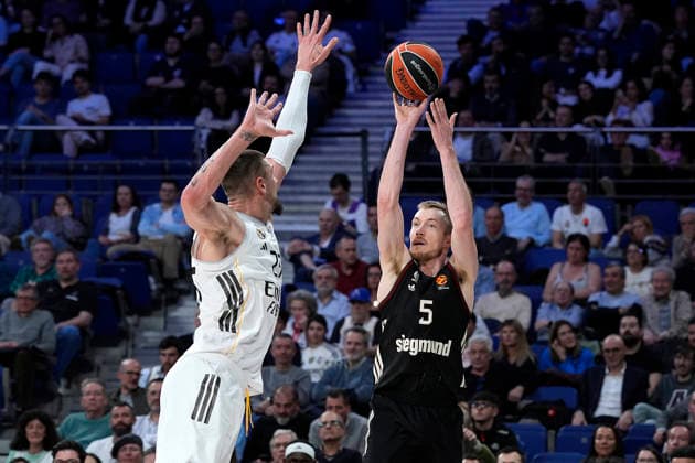 REAL MADRID v FC BAYERN MUNICH. EUROLEAGUE 2025 2026. REGULAR SEASON. ROUND 29. Real Madrid s Alex Len (l) and FC Bayern Munich s Niels Giffey during Euroleague Regular Season Round 29 match. February 26, 2026. (ALTERPHOTOS Acero) MadridSpain  Copyright: xAcerox