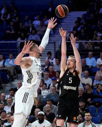 REAL MADRID v FC BAYERN MUNICH. EUROLEAGUE 2025 2026. REGULAR SEASON. ROUND 29. Real Madrid s Alex Len (l) and FC Bayern Munich s Niels Giffey during Euroleague Regular Season Round 29 match. February 26, 2026. (ALTERPHOTOS Acero) MadridSpain  Copyright: xAcerox