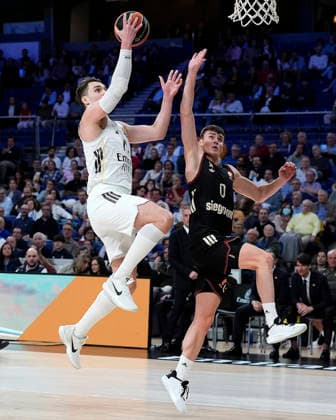 Real Madrid s Mario Hezonja (l) and FC Bayern Munich s Neno Dimitrijevic during Euroleague Regular Season Round 29 match. February 26, 2026. (2026022634)