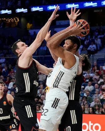 Real Madrid s Walter Tavares (cf) and FC Bayern Munich s Johannes Voigtmann (l) and Neno Dimitrijevic during Euroleague Regular Season Round 29 match. February 26, 2026. (20260226163)