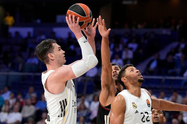Real Madrid s Mario Hezonja (l) and Walter Tavares (r) and FC Bayern Munich s Oscar Da Silva during Euroleague Regular Season Round 29 match. February 26, 2026. (2026022641)