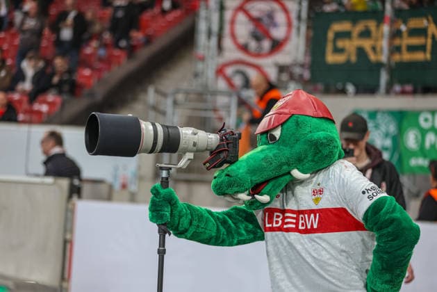 GER, Stuttgart, VfB Stuttgart vs Celtic Glasgow, Europa League, Football, UEFA, Season 2025 2026, MHP Arena, Playoffs, Second leg in picture Mascot Fritzle VfB Stuttgart with camera DFB DFL REGULATIONS PROHIBIT ANY USE OF PHOTOGRAPHS AS IMAGE SEQUENCES AND OR QUASI VIDEO, 26 02 2026 Copyright: HMBxMedia HendrikxHamelau