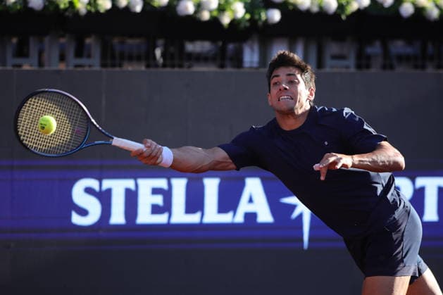 Tenis, Cristian Garin vs Sebastian Baez El tenista Crisitan Garin de Chile regresa la bola en contra de Sebastian Baez de Argentina por el ATP, Tennis Herren 250 de Santiago 2024 en el Club Deportivo San Carlos de Apoquindo en Santiago, Chile. 26 02 2026 Felipe Zanca Photosport Tennis, Cristian Garin vs Sebastian Baez The tennis player Crisitan Garin de Chile return the ball against of Sebastian Baez de Argentina in the match for the ATP 250 Santiago 2024 at the Club Deportivo San Carlos de Apoquindo in Santiago, Chile. 26 02 2026 Felipe Zanca Photosport Cristian Garin vs Sebastian Baez, ATP 250 Santiago 2026 