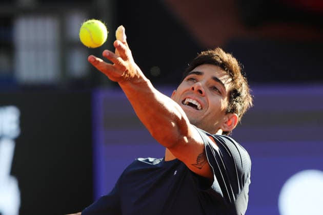 Tenis, Cristian Garin vs Sebastian Baez El tenista Crisitan Garin de Chile prepara el saque en contra de Sebastian Baez de Argentina por el ATP, Tennis Herren 250 de Santiago 2024 en el Club Deportivo San Carlos de Apoquindo en Santiago, Chile. 26 02 2026 Felipe Zanca Photosport Tennis, Cristian Garin vs Sebastian Baez The tennis player Crisitan Garin of Chile prepare the serve against of Sebastian Baez of Argentina in the match for the ATP 250 Santiago 2024 at the Club Deportivo San Carlos de Apoquindo in Santiago, Chile. 26 02 2026 Felipe Zanca Photosport Cristian Garin vs Sebastian Baez, ATP 250 Santiago 2026 