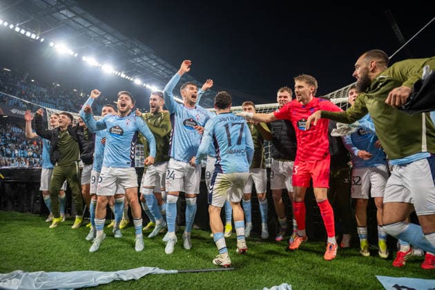February 26, 2026, Vigo, Guimaraes, Spain: Real Club Celta players seen celebrating the win with the fans during the UEFA Europa League 2025 26 Knockout Play-off Second Leg match between Real Club Celta and PAOK FC at Estadio Balaidos on February 26, 2026 in Vigo, Spain. Real Club Celta V PAOK FC - UEFA Europa League 2025 26 Knockout Play-Off Second Leg  - ZUMAl192 20260226_zsp_l192_063 Copyright: xMiguelxLemosx
