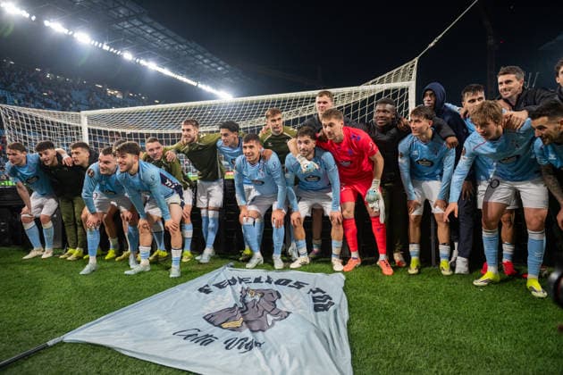 February 26, 2026, Vigo, Guimaraes, Spain: Real Club Celta players seen celebrating the win with the fans during the UEFA Europa League 2025 26 Knockout Play-off Second Leg match between Real Club Celta and PAOK FC at Estadio Balaidos on February 26, 2026 in Vigo, Spain. Vigo Spain - ZUMAl192 20260226_zsp_l192_071 Copyright: xMiguelxLemosx