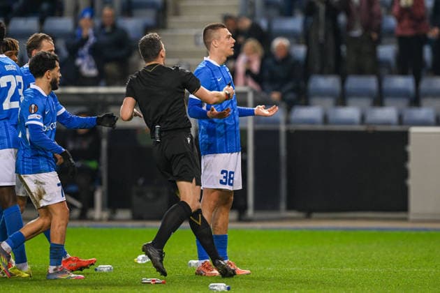 260226 KRC Genk vs Dinamo Zagreb Daan Heymans (38) of Genk celebrates after scoring the 3-3 equalizer goal and is pushed away by referee Felix Zwayer pictured during the second leg game in the Uefa Europa League season 2025-2026 Knock Out Phase between KRC Genk and Dinamo Zagreb from Croatia on February 27 , 2026 in Genk, Belgium. (Photo by David Catry Isosport) Genk Belgium  Copyright: xDavidxCatryx 20260227DC2_4006