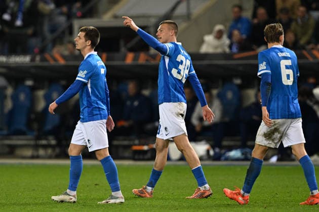 260226 KRC Genk vs Dinamo Zagreb Daan Heymans (38) of Genk celebrates with Jarne Steuckers (7) of Genk after scoring the 3-3 equalizer goal pictured during the second leg game in the Uefa Europa League season 2025-2026 Knock Out Phase between KRC Genk and Dinamo Zagreb from Croatia on February 27 , 2026 in Genk, Belgium. (Photo by David Catry Isosport) Genk Belgium  Copyright: xDavidxCatryx 20260227DC2_4110
