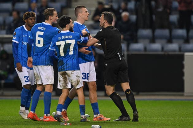 260226 KRC Genk vs Dinamo Zagreb Daan Heymans (38) of Genk celebrates after scoring the 3-3 equalizer goal and is pushed away by referee Felix Zwayer pictured during the second leg game in the Uefa Europa League season 2025-2026 Knock Out Phase between KRC Genk and Dinamo Zagreb from Croatia on February 27 , 2026 in Genk, Belgium. (Photo by David Catry Isosport) Genk Belgium  Copyright: xDavidxCatryx 20260227DC2_4013