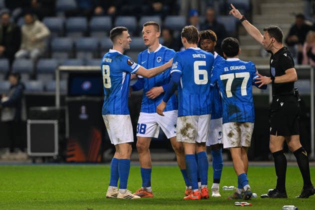 260226 KRC Genk vs Dinamo Zagreb Daan Heymans (38) of Genk celebrates after scoring the 3-3 equalizer goal and is pushed away by referee Felix Zwayer pictured during the second leg game in the Uefa Europa League season 2025-2026 Knock Out Phase between KRC Genk and Dinamo Zagreb from Croatia on February 27 , 2026 in Genk, Belgium. (Photo by David Catry Isosport) Genk Belgium  Copyright: xDavidxCatryx 20260227DC2_4024