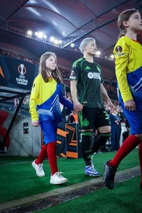 Daizen Maeda 38 Celtic Glasgow FC with run-in child on the way to the pitch, VfB Stuttgart vs Celtic Glasgow FC, Football, Men, UEFA Europa League, Season 2025 2026, Play off, Round 2 of 2, 26 02 2026 Stuttgart Baden Wuerttemberg Germany Copyright: xkolbert-press MartinxAgüerax