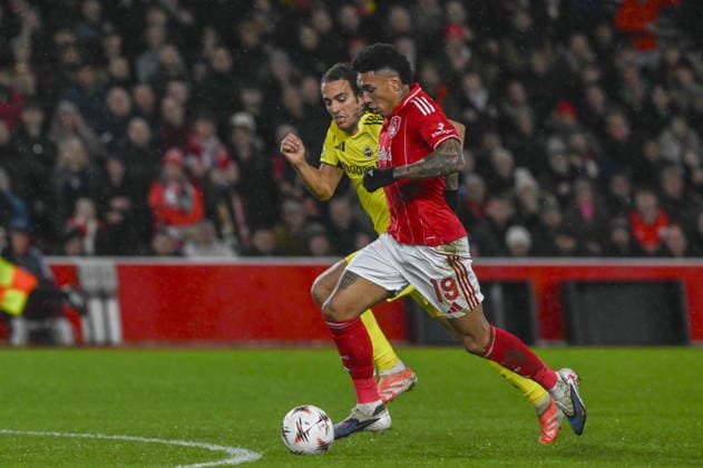 Nottingham Forest v Fenerbahce - UEFA Europa League NOTTINGHAM, UNITED KINGDOM - FEBRUARY 26: Guendouzi (Rear) of Fenerbahce in action against Igor Jesus (L) of Nottingham Forest during UEFA Europa League round of 16 play-off match between Nottingham Forest and Fenerbahce at City Ground Stadium in Nottingham, United Kingdom on February 26, 2026. Rasid Necati Aslim Anadolu Nottingham United Kingdom. Editorial use only. Please get in touch for any other usage.  Copyright: x2026xAnadoluxRasidxNecatixAslimx