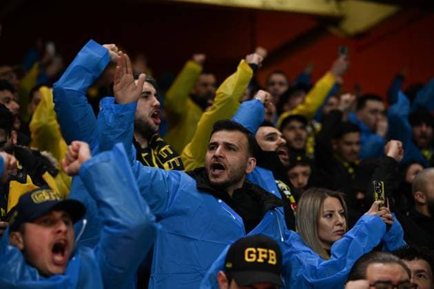 Nottingham Forest v Fenerbahce - UEFA Europa League NOTTINGHAM, UNITED KINGDOM - FEBRUARY 26: Fans of Fenerbahce cheer at tribune during UEFA Europa League round of 16 play-off match between Nottingham Forest and Fenerbahce at City Ground Stadium in Nottingham, United Kingdom on February 26, 2026. Rasid Necati Aslim Anadolu Nottingham United Kingdom. Editorial use only. Please get in touch for any other usage.  Copyright: x2026xAnadoluxRasidxNecatixAslimx