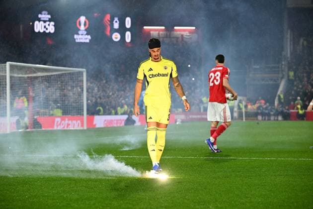 Nottingham Forest v Fenerbahce - UEFA Europa League NOTTINGHAM, UNITED KINGDOM - FEBRUARY 26: A flare was thrown at the pitch during UEFA Europa League round of 16 play-off match between Nottingham Forest and Fenerbahce at City Ground Stadium in Nottingham, United Kingdom on February 26, 2026. Rasid Necati Aslim Anadolu Nottingham United Kingdom. Editorial use only. Please get in touch for any other usage.  Copyright: x2026xAnadoluxRasidxNecatixAslimx