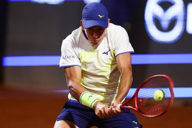 Tenis, Cristian Garin vs Sebastian Baez El tenista Sebastian Baez de Argentina regresa la bola en contra de Crisitan Garin de Chilepor el ATP, Tennis Herren 250 de Santiago 2026 en el Club Deportivo San Carlos de Apoquindo en Santiago, Chile. 26 02 2026 Felipe Zanca Photosport Tennis, Cristian Garin vs Sebastian Baez The tennis player Sebastian Baez de Argentina return the ball against of Crisitan Garin de Chile in the match for the ATP 250 Santiago 2026 at the Club Deportivo San Carlos de Apoquindo in Santiago, Chile. 26 02 2026 Felipe Zanca Photosport Cristian Garin vs Sebastian Baez, ATP 250 Santiago 2026 