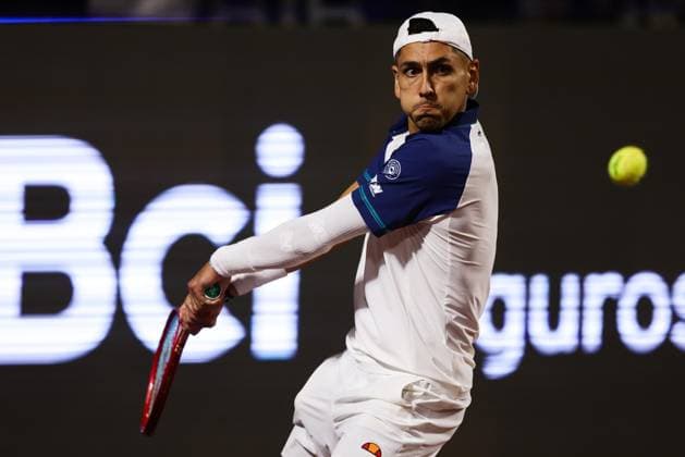 Tenis, Alejandro Tabilo vs Thiago Tirante El tenista Alejandro Tabilo de Chile regresa la bola en contra de Thiago Tirante de Argentina por el ATP, Tennis Herren 250 de Santiago 2026 en el Club Deportivo San Carlos de Apoquindo en Santiago, Chile. 26 02 2026 Felipe Zanca Photosport Tennis, Alejandro Tabilo vs Thiago Tirante The tennis player Alejandro Tabilo de Chile return the ball against of Thiago Tirante de Argentina in the match for the ATP 250 Santiago 2026 at the Club Deportivo San Carlos de Apoquindo in Santiago, Chile. 26 02 2026 Felipe Zanca Photosport Alejandro Tabilo vs Thiago Tirante, ATP 250 Santiago 2026 